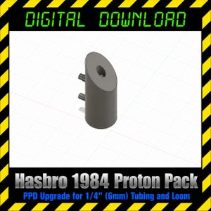 Puede incluir: Un componente cilíndrico gris con una superficie superior inclinada que presenta un orificio central y dos pequeños pasadores que sobresalen por el lateral. El texto DIGITAL DOWNLOAD, Hasbro 1984 Proton Pack y PPD Upgrade for 6mm Tubing and Loom es visible.