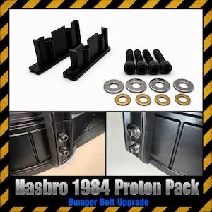 Puede incluir: Un kit de actualización de pernos de parachoques para Proton Pack Hasbro 1984 que incluye dos soportes de montaje de plástico negro, cuatro pernos hexagonales negros, cuatro arandelas metálicas plateadas y cuatro arandelas de latón.
