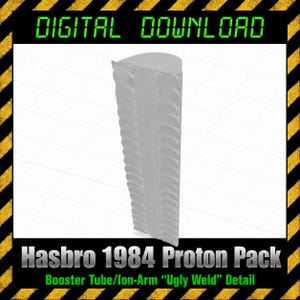 Puede incluir: Un modelo digital 3D de un tubo propulsor y brazo iónico de color gris claro para un Proton Pack Hasbro 1984. El objeto presenta un detalle de soldadura texturizado vertical en su lateral. La imagen incluye el texto DIGITAL DOWNLOAD y HASBRO 1984 PROTON PACK.