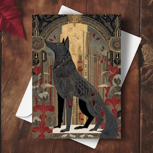 Peut inclure: Carte de vœux représentant un loup noir stylisé avec des motifs complexes, sur fond de paysage urbain. L'œuvre d'art incorpore des éléments floraux rouges et dorés, créant un contraste saisissant. La carte est sur une enveloppe blanche, avec des feuilles rouges en arrière-plan.