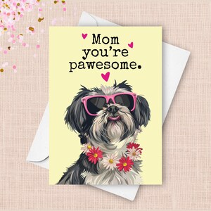 Tarjeta divertida del Día de la Madre de un Shih Tzu, saludo para el Día de la Madre, regalo con un juego de palabras increíble para mamá, gafas de sol con un Shih Tzu feliz.