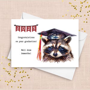 Tarjeta de graduación personalizada de mapache, regalo personalizado de mapache para la escuela 2025, regalo de felicitación por graduación de secundaria, universidad y universidad.