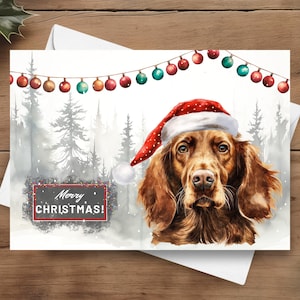 Tarjeta navideña con setter irlandés, feliz Navidad con gorro de Papá Noel en una escena invernal nevada, ilustración de acuarela de regalo navideño con retrato de perro