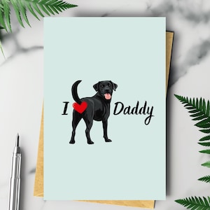 Tarjeta divertida para el Día del Padre de un Labrador Negro. Saludo de feliz día del padre de un perro. Regalo para papá con "Amo a papá". Labrador feliz con un corazón.