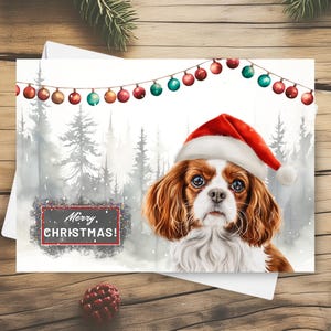 Tarjeta navideña con un perro King Charles Spaniel, perro con gorro de Papá Noel en una escena invernal nevada, ilustración de acuarela para regalar en las fiestas