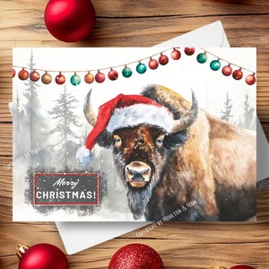 Buffalo-kerstkaart, vrolijk kerstfeest Amerikaanse bizon met kerstmuts in een besneeuwde winterse scène vakantiecadeau, aquarel illustratie