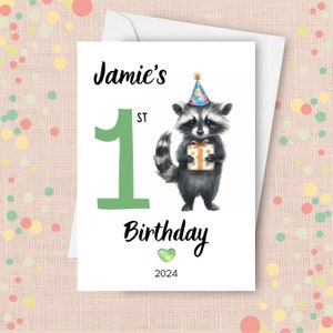 Cartão de primeiro aniversário de guaxinim, primeiro aniversário do bebê 2024, presente de primeiro aniversário, cartão de aniversário personalizado de guaxinim fofo com nome personalizado