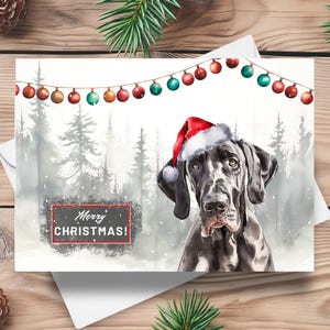 Tarjeta navideña de gran danés, perro feliz navideño con gorro de Papá Noel en una escena invernal nevada, ilustración de acuarela de regalo navideño de danés negro