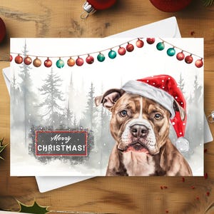 Pitbull Weihnachtskarte, frohe Weihnachten Pitbull, der Weihnachtsmannmütze in einer schneebedeckten winterlichen Szene, Haustierhund-Feiertagsgeschenk-Aquarell-Illustration trägt