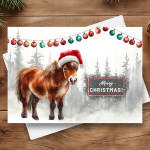 Ponykerstkaart, Merry Christmas-pony met kerstmuts in een besneeuwde winterse scène, vakantiecadeau boerderijdieren, aquarel illustratie