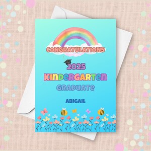 Tarjeta de graduación de jardín de infantes, tarjeta de felicitación personalizada para niños de jardín de infantes de 2025, con nombre del niño, flores y abejas.