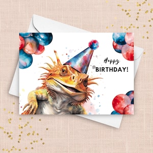 Cartão de aniversário de dragão barbudo, chapéu de festa de aniversário e balões, presentes de dragão barbudo, retrato de lagarto de estimação, ilustração colorida em aquarela