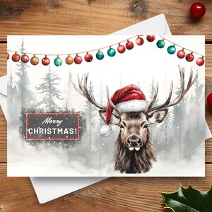 Tarjeta navideña de alce, alce navideño con gorro de Papá Noel en una escena invernal nevada, regalo navideño de ciervo wapiti salvaje, ilustración en acuarela