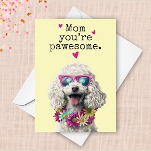 Tarjeta divertida para el Día de la Madre con un caniche blanco. Saludo del Día de la Madre de un perro. Un juego de palabras increíble para mamá. Gafas de sol con un caniche feliz.