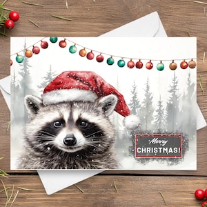 Tarjeta navideña con mapache, divertido gorro de Papá Noel, regalo de feliz Navidad con mapache, animal del bosque en una escena invernal nevada, ilustración de arte en acuarela
