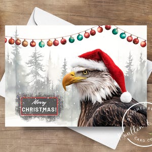 Tarjeta navideña con águila, águila calva de Feliz Navidad con gorro de Papá Noel en una escena invernal nevada, regalo festivo patriótico, ilustración en acuarela