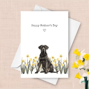 Tarjeta del Día de la Madre de un Labrador Negro, saludos para el Día de la Madre de mi perro, regalo de narcisos amarillos para mamá, regalo de acuarela de un Labrador Retriever