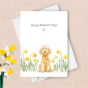 Cartão de Dia das Mães da Golden Doodle, Saudação de Feliz Dia das Mães para Cachorro de Estimação, Presente de Narcisos Amarelos para a Mãe, Presente de Aquarela de Flores da Primavera