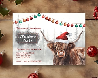 Puede incluir: Invitación a una fiesta de Navidad con una ilustración de una vaca de las Tierras Altas con un gorro de Papá Noel. La invitación incluye texto con detalles del evento y luces de colores.