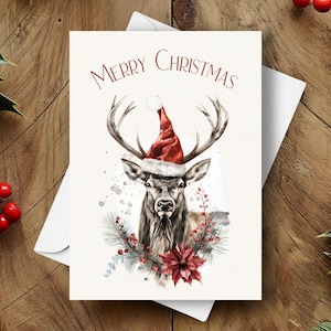 Cartão de Natal de alce, usando um chapéu de Papai Noel e guirlanda de poinsétia vermelha, presente de feriado de vida selvagem da floresta de veados wapiti, ilustração de arte em aquarela