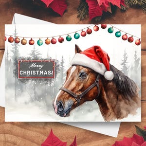 Carte de Noël cheval, joyeux Noël cheval portant un bonnet de noel dans une scène hivernale enneigée, cadeau de vacances alezan cheval illustration aquarelle