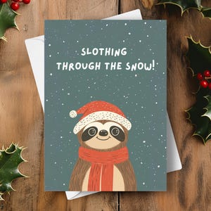 Lustiges Wortspiel Faultier Weihnachtskarte, Faultier durch den Schnee, niedliches festliches Winter-Faultier-Witz-Geschenk, entzückender Punny Humorvoller Feiertagsgruß