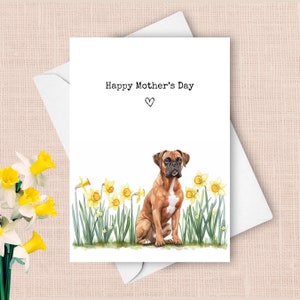 Tarjeta del Día de la Madre de un Boxer, saludos para el Día de la Madre, regalo de narcisos amarillos para mamá, flores de primavera en acuarela.