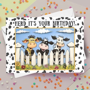 Carte d'anniversaire drôle de vache, troupeau de trois vaches, c'est votre jeu de mots d'anniversaire, cadeau de chant de vaches mignonnes heureuses de bande dessinée, cadeau de maison de ferme de clôture blanche