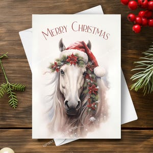 White Horse kerstkaart, kerstmuts en rode kerstster slinger versierde manen, boerderij stabiel besneeuwd winters tafereel, aquarel kunst illustratie