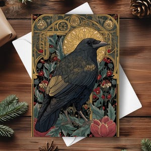 Peut inclure: Carte de vœux avec une illustration détaillée d'un corbeau noir aux accents dorés et bronzés, au milieu de baies rouges et de feuillage vert. Le corbeau est placé sur un fond décoratif doré avec un soleil doré.