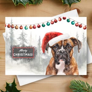 Tarjeta navideña de perro bóxer, perro bóxer de feliz Navidad con gorro de Papá Noel en una escena nevada de invierno, ilustración de acuarela de regalo navideño para perro mascota