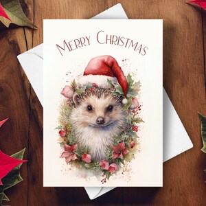 Kerstkaart egel, kerstmuts en rode kerststerkrans, besneeuwd winters tafereel, schattige vintage kaart egel, aquarel kunst illustratie