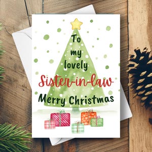 Carte de Noël pour belle-sœur, carte de joyeux Noël à ma belle-sœur adorable, sapin de Noël, cadeaux colorés et étoile dorée sur le dessus