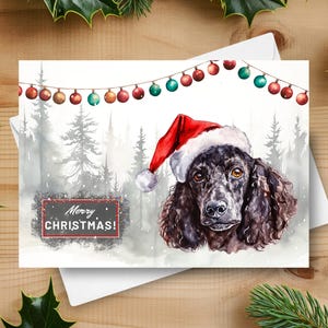Tarjeta navideña con caniche, perro de feliz Navidad con gorro de Papá Noel en una escena invernal nevada, ilustración de acuarela de regalo navideño con caniche negro