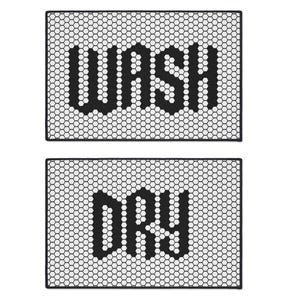 Puede incluir: Dos alfombras rectangulares en blanco y negro con las palabras "WASH" y "DRY" en letras negras y en negrita. Las alfombras tienen un fondo de patrón de panal. Estas alfombras son probablemente para un lavadero.