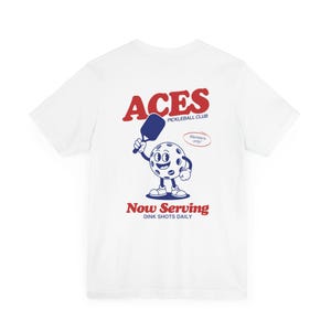 Camiseta unisex de dibujos animados retro del club de pickleball Aces, camiseta gráfica animada vintage con juego de palabras de pickleball, camiseta neutra con ilustración divertida