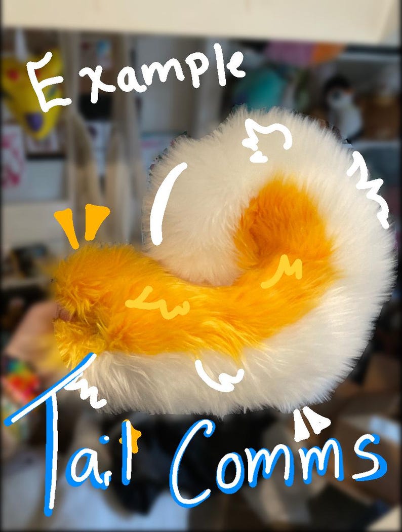 Puede incluir: Una cola esponjosa blanca y amarilla con una punta blanca. La cola est&aacute; hecha de piel sint&eacute;tica y es un ejemplo de una comisi&oacute;n de cola personalizada.
