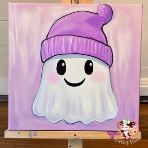 Puede incluir: Un fantasma blanco con un gorro de punto morado y una cara sonriente pintada sobre un fondo morado.