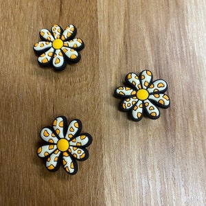 Charm para zapatos con flor amarilla