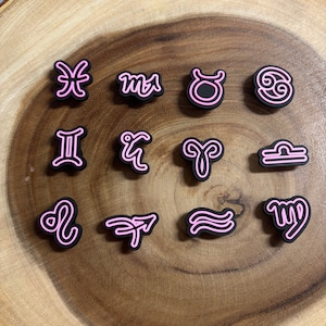 Różowy wisiorek do butów zodiakalnych
