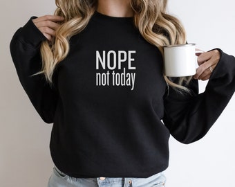 以下が含まれることがあります： 「NOPE not today」という白い文字が書かれた黒いスウェットシャツ。