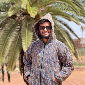Gestreepte cardigan-trui geïnspireerd op Marokko, capuchon van natuurlijke wol en fleece, unisex en trendy.