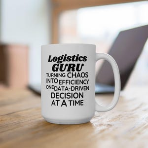Puede incluir: Taza de café de cerámica blanca con texto negro que dice "Logistics Guru Turning Chaos Into Efficiency One Data-Driven Decision At A Time".