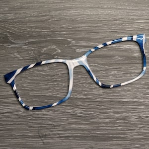 Puede incluir: Gafas de vista cuadradas con estampado blanco y azul.