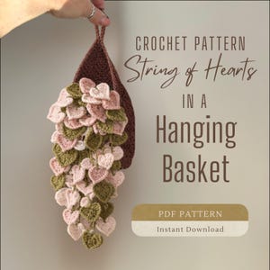 Può includere: Un modello all'uncinetto per un cestino sospeso con un design "String of Hearts". Il cestino è marrone, con foglie a forma di cuore a cascata in tonalità rosa e verde. Il testo sull'immagine recita "CROCHET PATTERN String of Hearts IN A Hanging Basket".