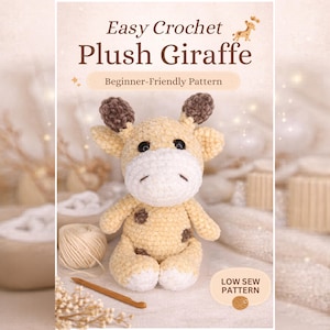 Puede incluir: Una jirafa de peluche tejida a ganchillo en tonos amarillos, marrones y blancos. La jirafa tiene manchas marrones, orejas y un hocico blanco. El texto "Easy Crochet Plush Giraffe" y "Beginner-Friendly Pattern" se muestra. También se ven un ovillo de lana y un ganchillo.