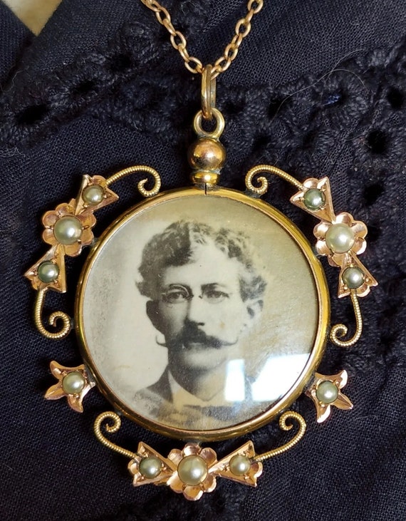 Antique Portrait Pendant with chain, 9ct gold.
