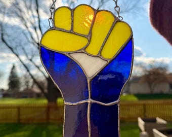 Buntglas Muster - Erhöhte Faust Sonnenfänger - Union Solidarität und Aktivismus - Anfängerfreundlicher digitaler Download