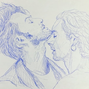 Puede incluir: Un dibujo a tinta azul de dos personas con las cabezas juntas. La persona de la izquierda tiene los ojos cerrados y la cabeza inclinada hacia atrás. La persona de la derecha tiene los ojos cerrados y la cabeza inclinada hacia adelante. El dibujo está hecho en un estilo realista.