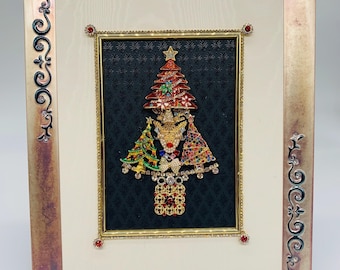 Handgemaakte kerstbomen met juwelen, vintage broches in decoratieve lijst